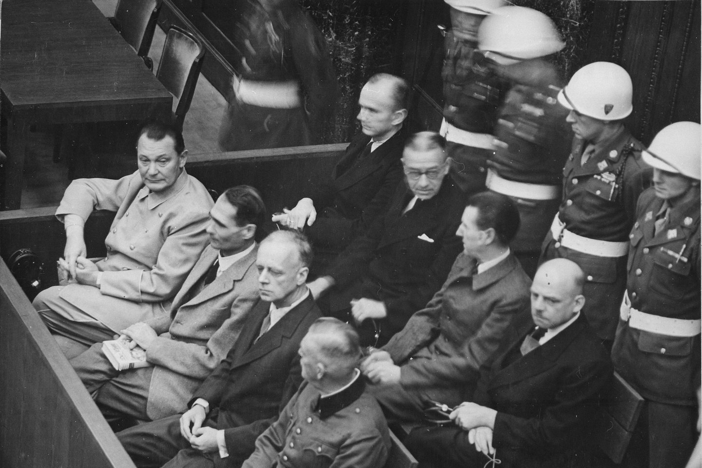 Niurnbergo proceso dalyviai (iš kairės į dešinę): Hermannas Göringas, Rudolfas Hessas, Joachimas von Ribbentropas, Wilhelmas Keitelis. Už jų: Karlas Dönitzas, Erikas Rėderis, Balduras von Schirachas, Fritzas Sauckelis.<br>Wikimedia commons.