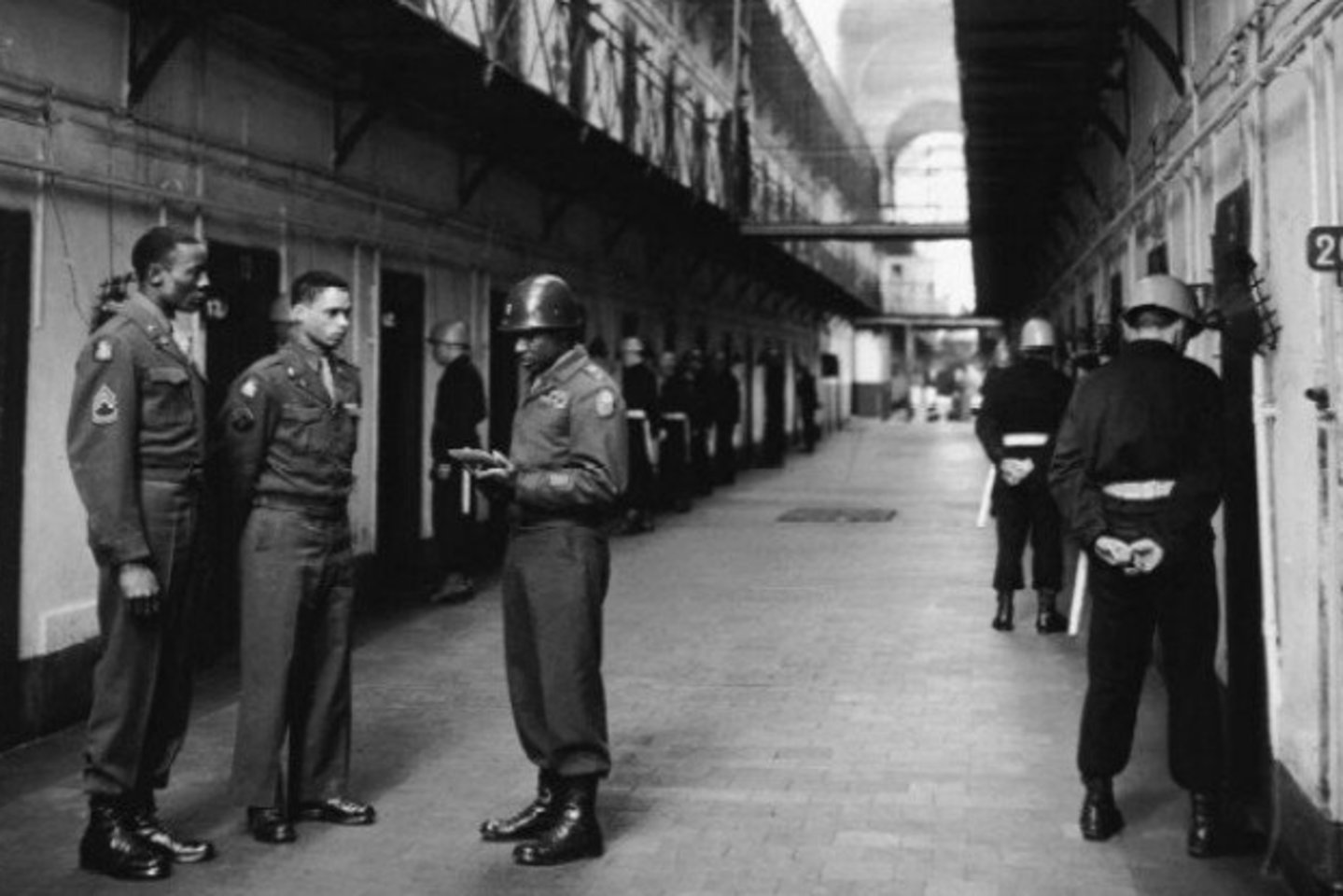  Kareiviai iš Baltijos šalių saugo nacių nusikaltėlius Niurnbergo kalėjime.<br>Wikimedia commons.