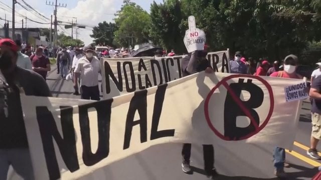 Salvadoro gyventojai susirinko išreikšti nepasitenkinimą: nepritaria prezidento sprendimams