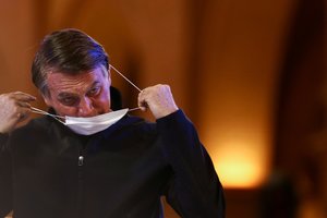 Šios šalies prezidentas sugalvojo naują pretekstą nesiskiepyti