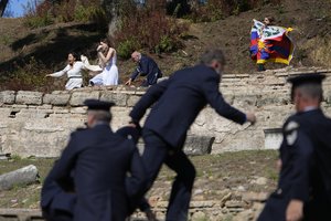 Senovės Olimpijoje įžiebta 2022 metų žiemos olimpinių žaidynių ugnis – neapsieita be protesto