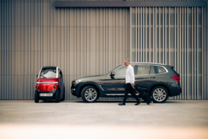 Neįtikėtinas sprendimas perpildytiems miestams – šis elektromobilis atvažiavęs į aikštelę susiaurėja