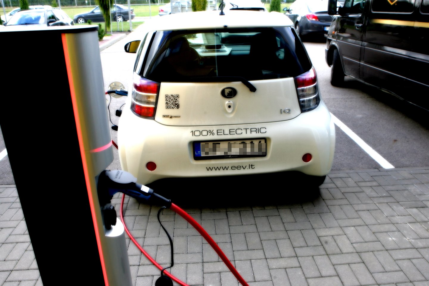 Šiuo metu Lietuvoje yra 3720 elektromobilių, visame autoparke tai sudaro 0,22 proc.<br>P.Mantauto nuotr.