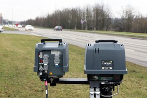 Greitas kaip žaibas, bet bukas kaip aulas? Elektromobiliu Kaune pėsčiųjų perėją kirto 141 km/val. greičiu