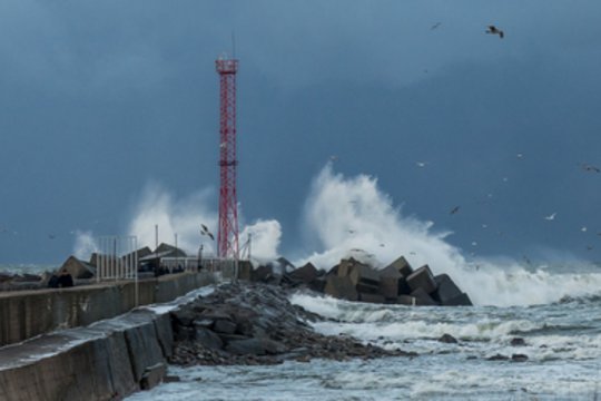 Sinoptikai perspėja: į Lietuvą atslinkęs ciklonas atneš darganą, įsisiautės galingas vėjas