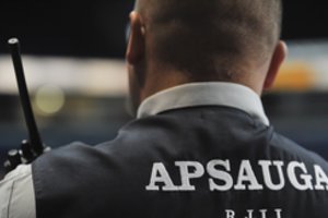 Apsaugininkai tapo įsiutusių žmonių taikiniu: priminė žiaurią tragediją dėl 1,2 euro