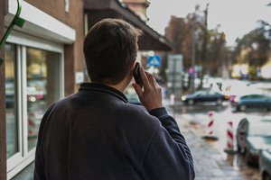 Įspėjo gyventojus būti itin budrius: sulaukę šio skambučio – nedelsiant nutraukite pokalbį ir susisiekite su banku