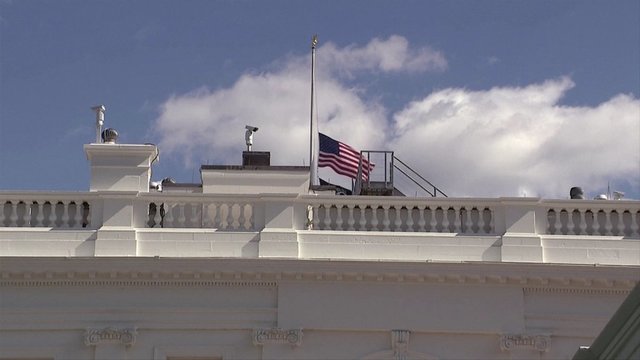 Nuo COVID-19 komplikacijų mirus JAV valstybės sekretoriui – gedulas: nuleistos Baltųjų rūmų vėliavos