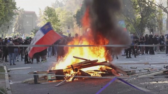 Taikus 2019 metų protestų Čilėje minėjimas peraugo į riaušes: protestuotojai susirėmė su policija