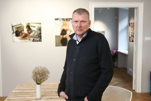 Verslininkas nuogas moteris fotografuoja tik gavęs žmonos pritarimą