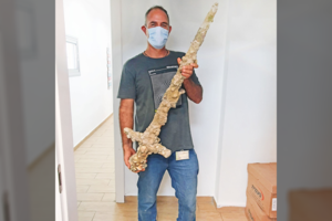 Jūroje aptiko kryžiuočių laikų kalaviją