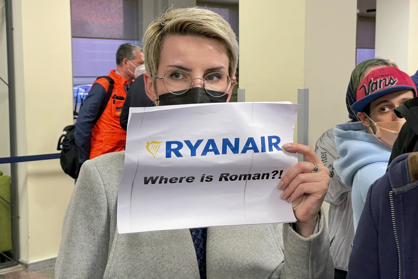 Po priverstinio nutupdymo iš Minsko grįžę „Ryanair“ keleiviai.<br>V.Ščiavinsko nuotr.