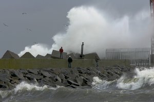 Į Lietuvą atkeliauja lietus ir galingas vėjas: gūsiai gali siekti ir 30 m/s