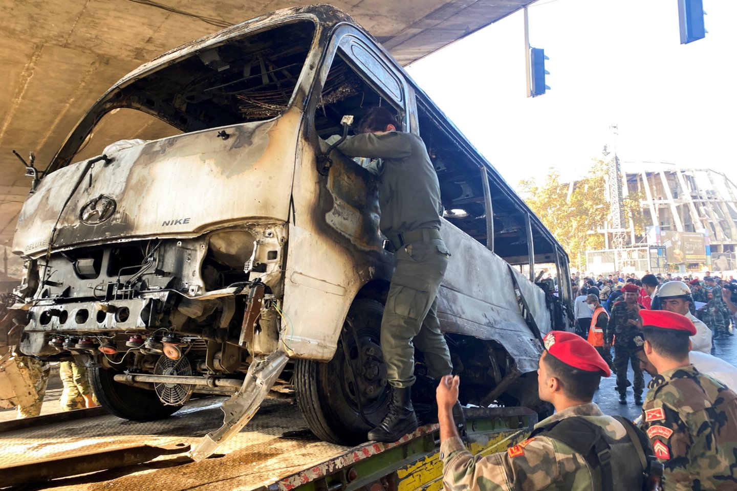 Damaske prie kariškių autobuso sprogus dviem bomboms žuvo 14 žmonių.<br>Reuters/Scanpix nuotr.
