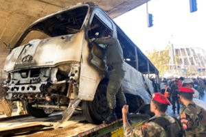 Damaske prie kariškių autobuso sprogus dviem bomboms žuvo 14 žmonių