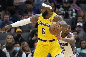 Karalius užėmė dar vieną sostą: NBA sezono startas pažymėtas L. Jameso istoriniu pasiekimu