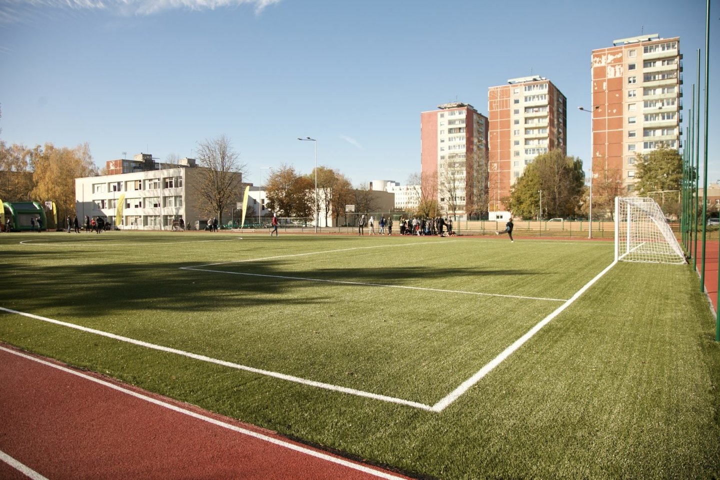 Vilniaus miesto savivaldybė užbaigė Karoliniškių gimnazijos stadiono rekonstrukciją ir atvėrė aikštyną naudojimui.<br>Kastyčio Mačiūno nuotr.