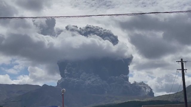 Japonijoje didelį pavojų sukėlė išsiveržęs ugnikalnis: pelenai gali apipilti kitus miestus