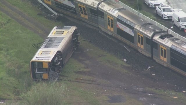 Australijoje traukinys nuvažiavo nuo bėgių: mašinistas ir du keleiviai išvežti į ligoninę