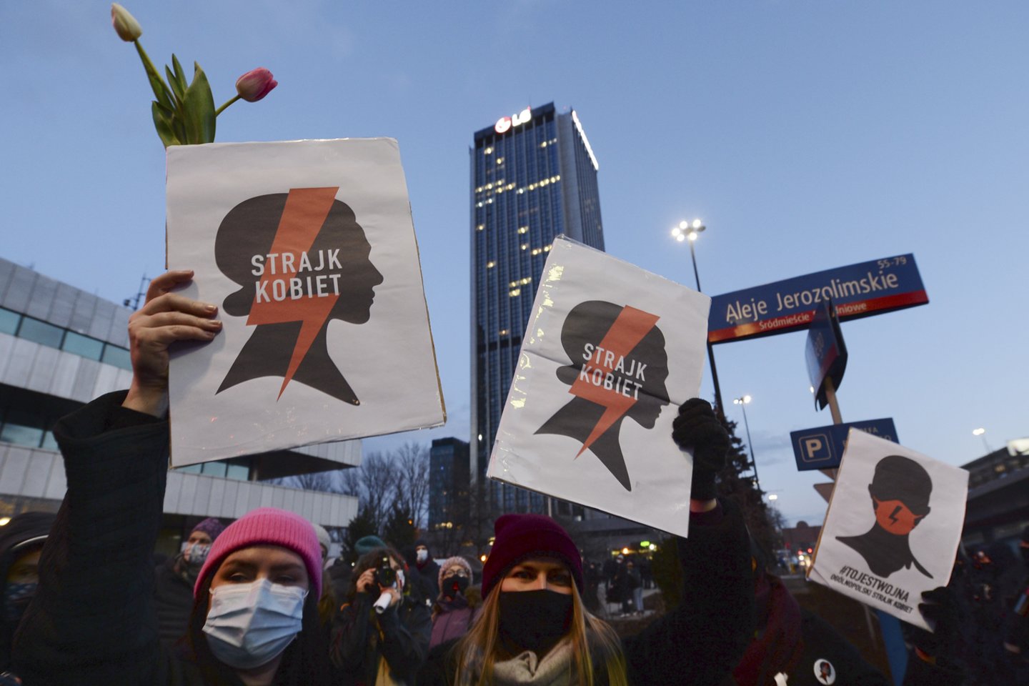 Nevyriausybinės organizacijos smerkia Lenkijos abortų draudimo „neapskaičiuojamą žalą“.<br>AP/Scanpix nuotr.