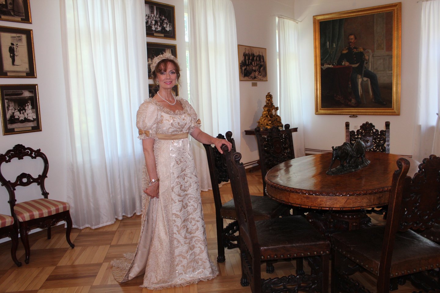  Aktorė V.Kochanskytė karalienės Luizės vaidmenyje.<br> Rotary klubo nuotr. 