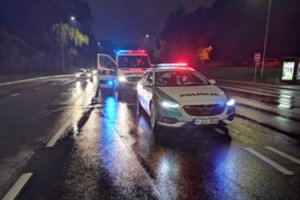 Jaunam vairuotojui – įtūžėlio pamoka: ištraukęs iš automobilio chuliganas gatvėje sumušė kitą eismo dalyvį