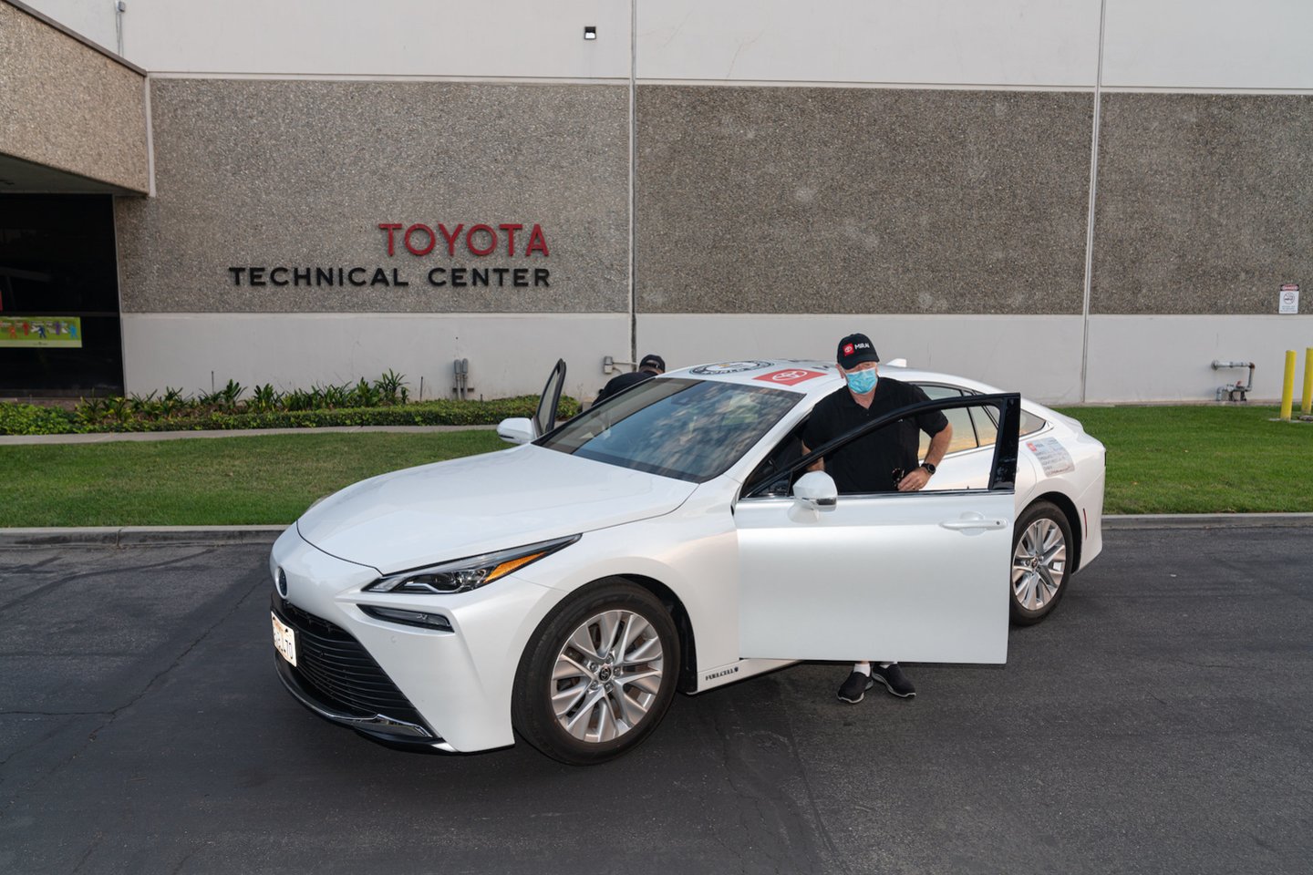 Naujasis „Toyota Mirai“ pasiekimas įrašytas Guinnesso rekordų knygoje: šiuo modeliu buvo įveikta ilgiausia distancija vandenilio kuro celių elektromobiliu, nepapildžius bako.<br>Pranešėjų spaudai nuotr.