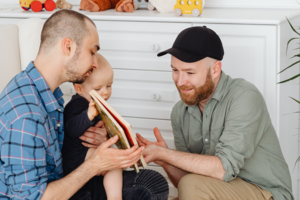 Kaip du tėčiai Lietuvoje augino dukrą: „Trečioje klasėje patyčių nebepakėlėme ir mes“