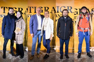 Naują romaną bažnyčioje pristačiusį Juozą Gaižauską sveikino draugai ir bičiuliai: rašydamas ieško atsakymų