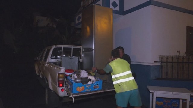 Dėl La Palmas ugnikalnio – dar viena evakuacija: įbauginti gyventojai vieni kitiems skolino automobilius