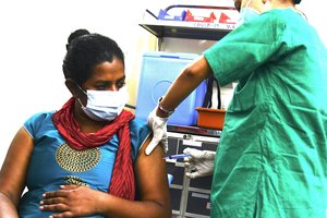 Indijoje žmonėms skiepyti sunaudota milijardas vakcinų nuo COVID-19 dozių