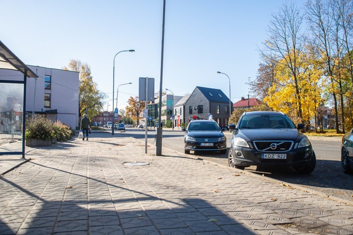 Pastaruoju metu panevėžiečiai vis dažniau nepaiso Kelių eismo taisyklių ir automobilius palieka ten, kur draudžiama.<br>R.Ančerevičiaus nuotr.