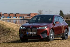 BMW jau visai greitai ketina pereiti prie naujos kartos baterijų – padidins įveikiamą atstumą ir sumažins kainą