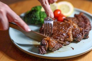 Medinis peilis gali būti net 3 kartus aštresnis už plieninį – kaip mokslininkams tai pavyko?