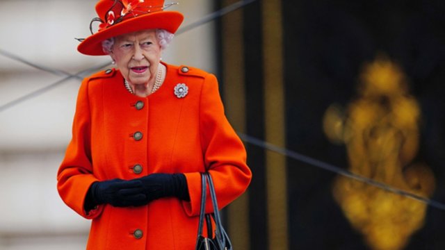 Jungtinės Karalystės monarchė atšaukė planuotą kelionę į Šiaurės Airiją: teko praleisti naktį ligoninėje