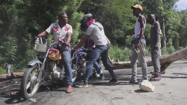 Haityje surengtas protestas dėl kuro trūkumo: medžių šakomis blokavo gatves ir degino padangas