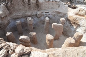 11 000 metų senumo archeologinėje vietovėje – žmogaus galvos skulptūra ir falo formos stulpai