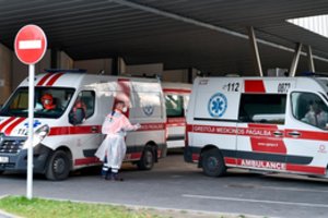 Medikai dirba lyg kare: girdi melą, priekaištus ir tramdo ašaras, jei nespėja pas dūstančius