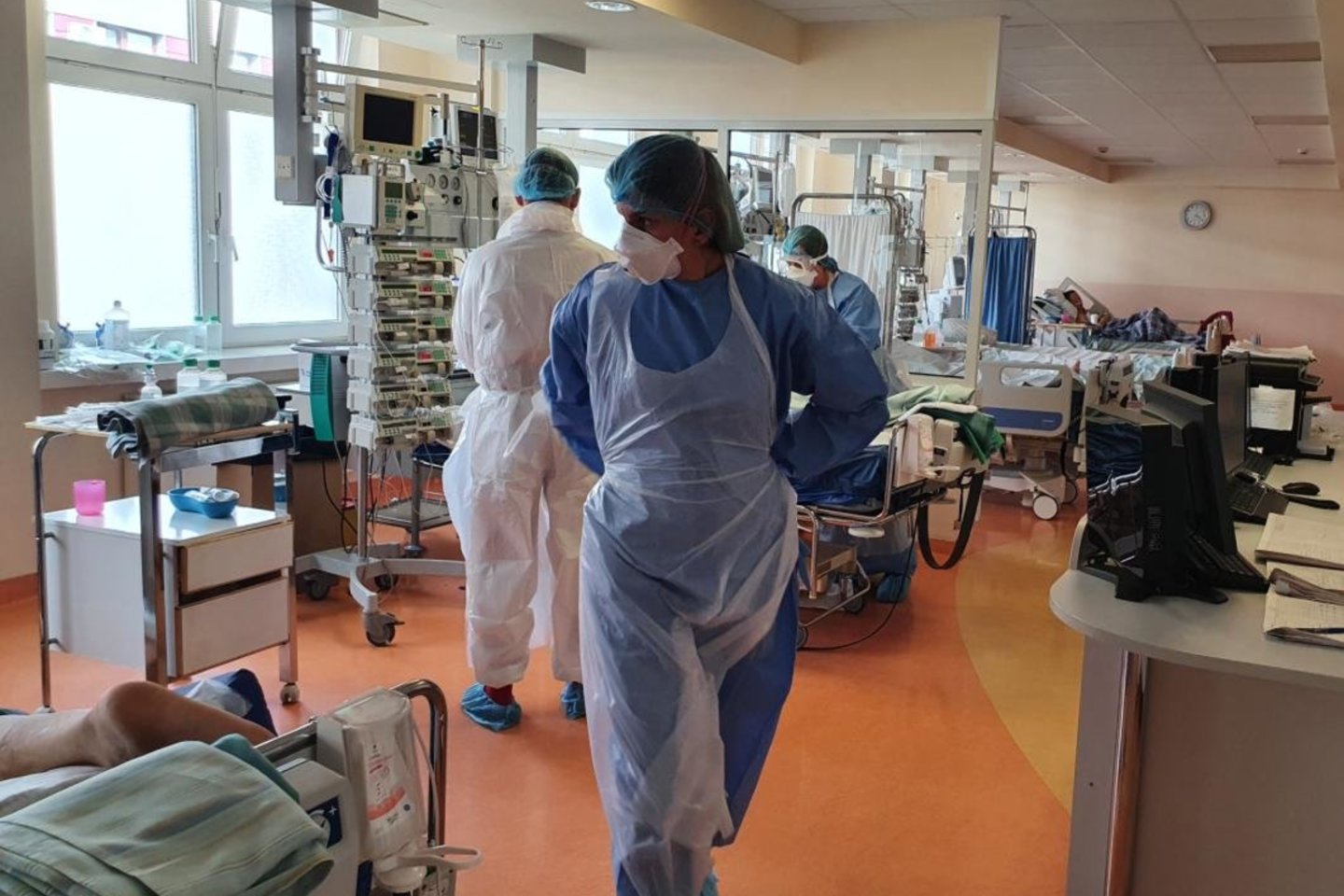  Sunkūs pacientai buvo vežami į Santaros klinikų COVID-19 reanimaciją, kuri greitai pildėsi. <br> G.Letukienės nuotr.