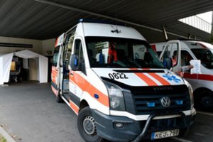 Pervargę medikai rėžė: kiti ligoniai apleisti, o dėl skiepų baimės kalti politikai