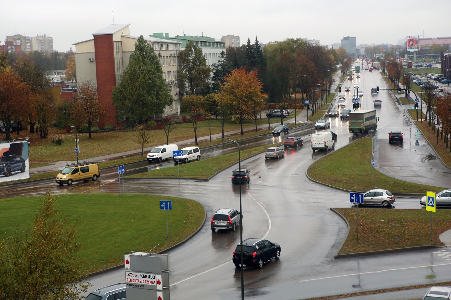Šiuo metu Lietuvos transporto rinkoje pastebima didelė automobilių paklausa.<br>M.Patašiaus nuotr.
