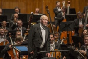 Mirė vienas žymiausių mūsų laikų dirigentų Bernardas Haitinkas