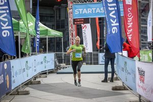 Unikaliame bėgime į „Europos“ dangoraižį triumfavo stajeris L.Tarasevičius ir triatlonininkė I. Paplauskė