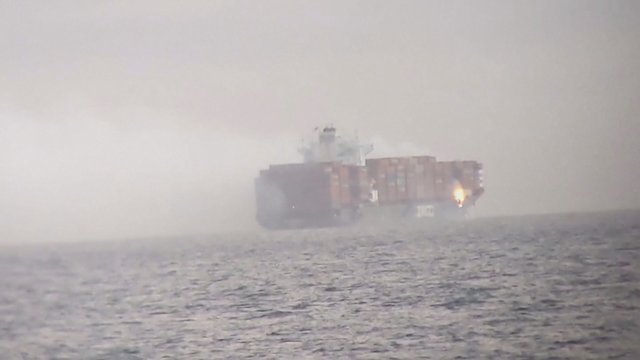 Nelaimė prie Kanados: pavojingas aplinkai medžiagas gabenusiame konteineriniame laive kilo gaisras