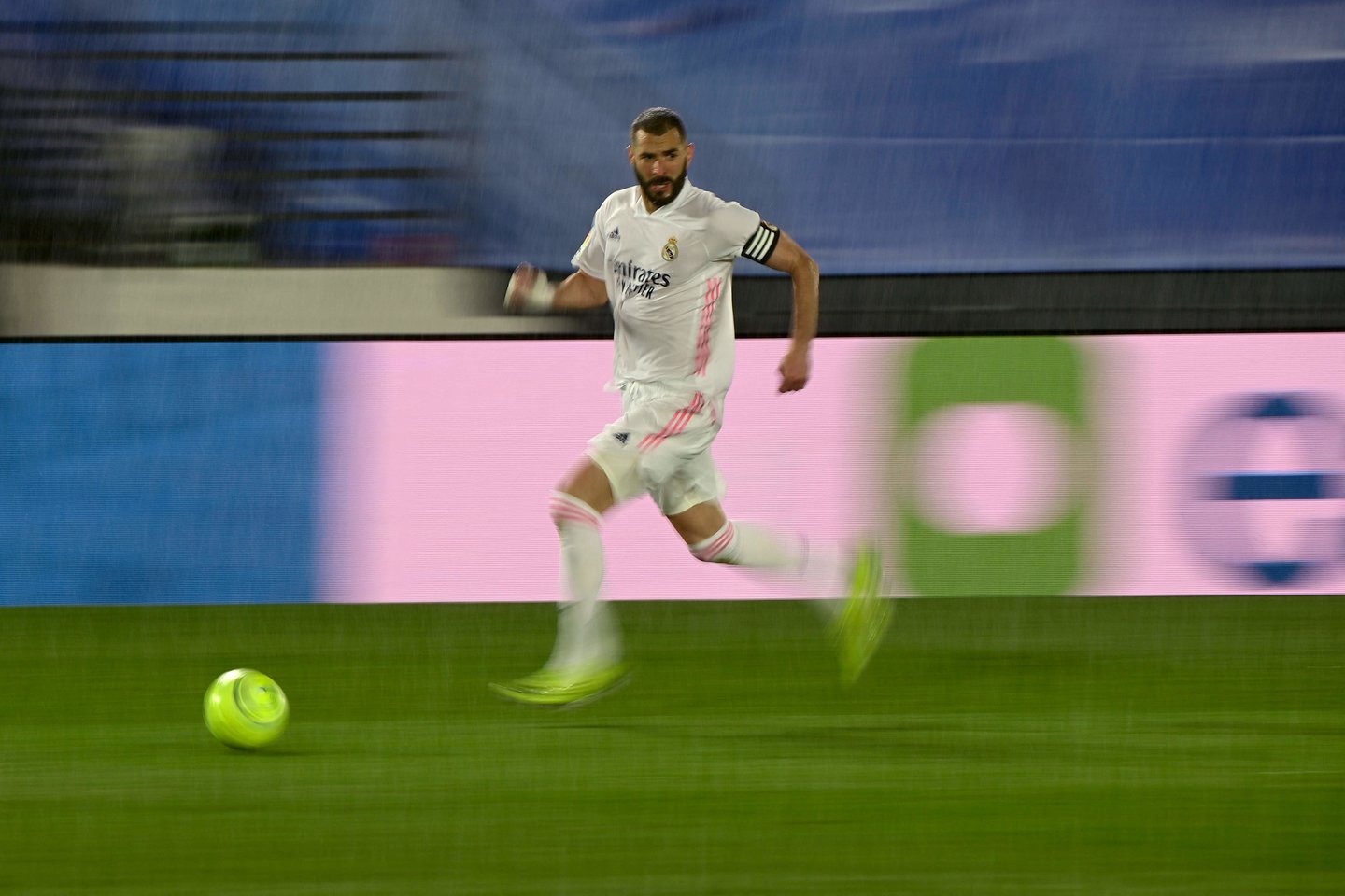  Madridiečių puolėjas Karimas Benzema „El Clasico“ yra pelnęs 9 įvarčius.<br> AFP/Scanpix nuotr.