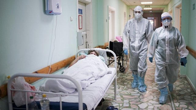 Po rekordinių COVID-19 rodiklių Rusija planuoja užsidarymą: medikai tikri – valdžia problemos nesprendžia