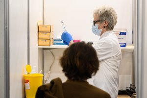 SAM: išpilamų vakcinų daugėja, tai sieja su dviem priežastimis