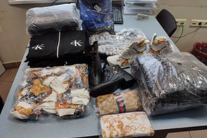 Mįslinga siunta iš Turkijos sudomino pareigūnus: į Kauną atskraidinta daugybė garsių rūbų, kvepalų firmų klastočių
