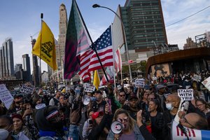 Sirgaliai kyla prieš „Nets“: protestu prie arenos palaikė K. Irvingą ir priešinosi skiepams nuo COVID-19