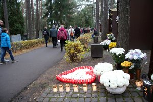 Artėjant Vėlinėms prekybininkai baigia išparduoti gėles: pirkėjai negaili ir kelių dešimčių eurų